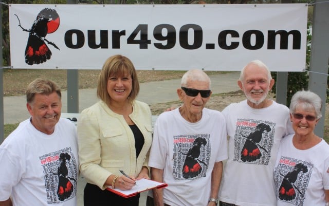  Richmond MP Justine Elliot (second from left) with Save Lot 490 group members (L to R) Norm Yorston ,  Ken Nicholson, Ron Cooper, and Marg Cooper.
