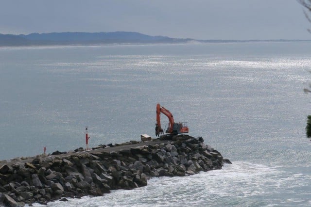 The Evans Head breakwater wall was asphalted a week ago. The same treatment is due to be being given this week to the southern breakwater on the Brunswick River.