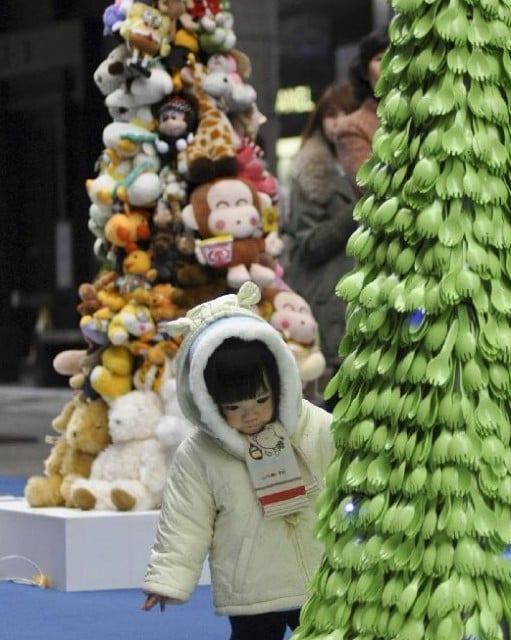 ecycled Xmas trees attract shoppers in Taipei. Photo xinhuanet.com