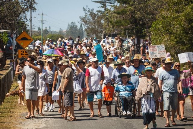 The crowd attending a rally aimed at saving the road alongside Lake Ainsworth in Lennox Head. (Picture Eve Jeffery)