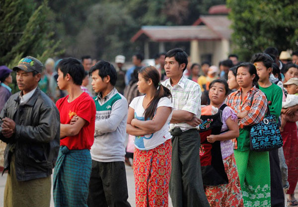 A file photo of Myanmar refugees lining up at the Chinese border. Source: ChinaDaily.com.cn