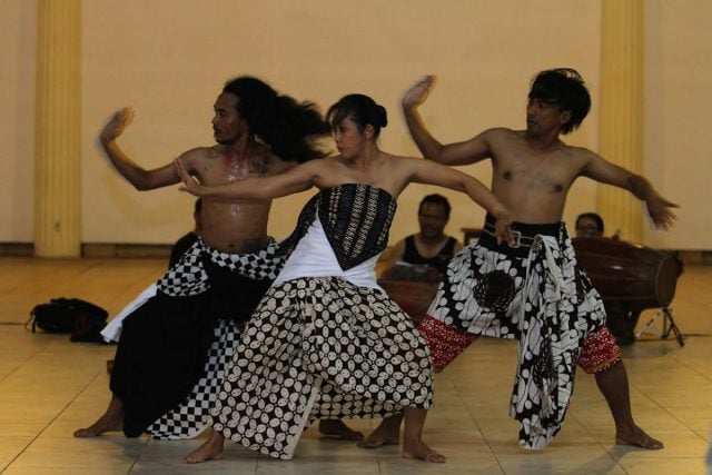 World premier performance of Bedoyo Pager Bumi took place at Byron High School on 1 April. Photo supplied.