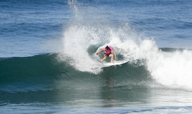 Tyler Wright used powerful forehand slashes to capture the Oi Rio Women's Pro title and a share of the ratings lead. WSL / DAMIEN POULLENOT